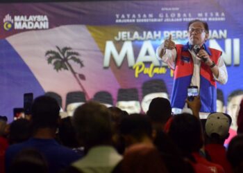 ANWAR Ibrahim ketika berucap pada program Jelajah Perpaduan Madani di  Kampung Melayu, Air Itam, Pulau Pinang malam ini. - Pic: IQBAL HAMDAN