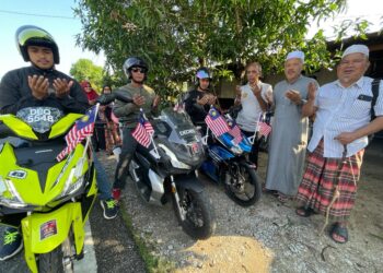 MOHD. Zaki Md. Nor (motosikal, tengah) mengaminkan doa selamat pada majlis pelepasan Jelajah Merdeka di Kampung Telaga Papan, Pasir Puteh, Kelantan, semalam. –UTUSAN/TOREK SULONG
