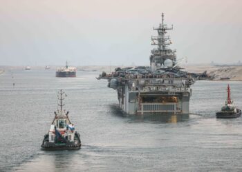 KAPAL USS Batan melalui Terusan Suez di Mesir. - AFP