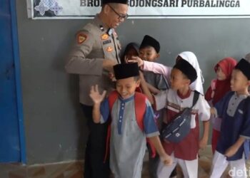 AGUS Miswanto menyantuni anak-anak yatim di pesantren Daruttaqwa di Kampung Brobot di Jawa Tengah. AGENSI 