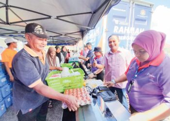 AZNAN Tamin (dua dari kanan) meninjau Program Jualan Rahmah di pekarangan Gerai Kejora di Taman Bayu Damai, Pengerang, Kota Tinggi.