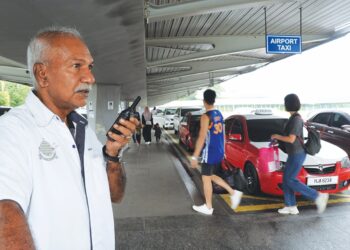 MOHAMAD Syed Alwi menunggu penumpang di Lapangan Terbang Antarabangsa Senai, Kulai. – UTUSAN/RAJA JAAFAR ALI