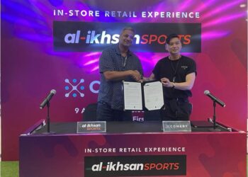 VACH PILLUTLA (kiri) dan Brian Ooi pada majlis pemeteraian kerjasama strategik antara Al-Ikhsan Sports dan ComeBy di The Curve, Kuala Lumpur, hari ini.  - UTUSAN/NUR NAZLINA NADZARI