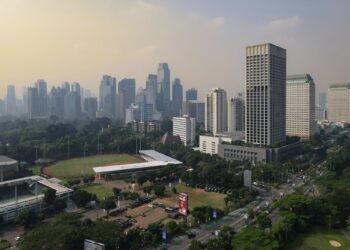 KEADAAN berjerebu di sekitar bandar raya Jakarta akibat pencemaran udara yang kritikal. - AFP