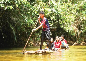 ARRAYYAN Fadzil mengemudi rakit bersama sepupu ketika beriadah di Sungai Lipis, Raub, Pahang. Khazanah alam semula jadi perlu dijaga kerana ia menjadi tarikan pelancongan premium. – UTUSAN/SHAHRIL AZMAN ZAIN
