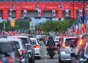 SUASANA ‘perang’ bendera parti dan calon yang bertanding pada Pilihan Raya Negeri (PRN) di Dewan Undangan Negeri (DUN) Ampangan di Seremban, Negeri Sembilan.  – UTUSAN/MOHD. SHAHJEHAN MAAMIN