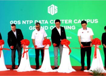 TENGKU ZAFRUL TENGKU ABDUL AZIZ (tiga dari kiri) memotong riben pada Majlis Perasmian GDS International Nusajaya Data Centre di Taman Teknologi Nusajaya, Iskandar Puteri.