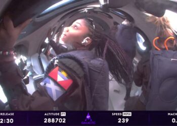 TANGKAP layar video dari Virgin Galactic menunjukkan Anastatia Mayers melihat ke luar tingkap semasa berada di angkasa.-AFP