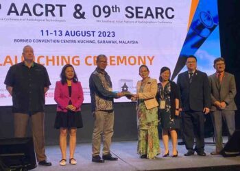 Dr Veronica Lugah (tengah) menerima cenderahati daripada Presiden Persatuan Radiograf Malaysia merangkap penganjur Persidangan Asia-Australiasia Ke-24 Ahli Teknologi Radiologi (Aacrt) 2023 TS Sawal Marsait, di Pusat Konvensyen Borneo Kuching (BCCK), hari ini.