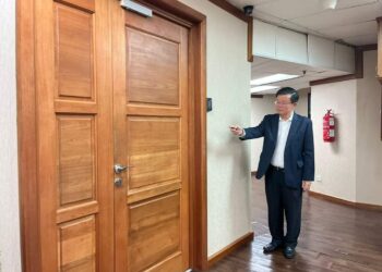 CHOW Kon Yeow memasuki pejabatnya di aras 28, Komtar, di George Town, Pulau Pinang hari ini.