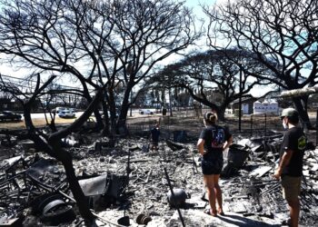 ORANG ramai melihat kediaman mereka yang musnah akibat kebakaran hutan di Lahaina, Maui. - AFP
