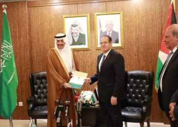 NAYEF al-Sudairi menyerahkan salinan dokumen tauliah kepada Majdi al-Khalidi di pejabat kedutaan di Jordan. - AGENSI 