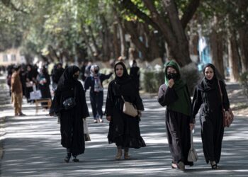 TALIBAN melarang pelajar wanita meneruskan pengajian ke peringkat universiti. - AFP  