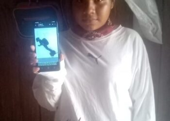 PENDUDUK menunjukkan gambar penjenayah yang didakwa menggunakan jetpack untuk menakutkan mereka. - AGENSI