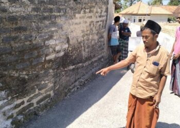 SEORANG penduduk menunjukkan lokasi bunyi dan getaran aneh dikesan di Desa Moncek Tengah di Jawa Timur.-AGENSI