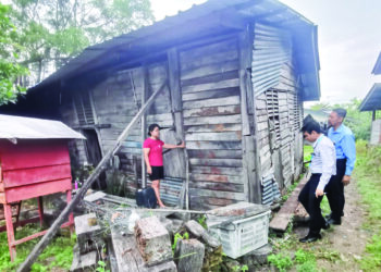 PEGAWAI Pertubuhan Keselamatan Sosial (Perkeso) ketika meninjau rumah Lai Seng Havy yang daif di Jalan Woo Saik Hong, Teluk Intan.
– UTUSAN/AIN SAFRE BIDIN