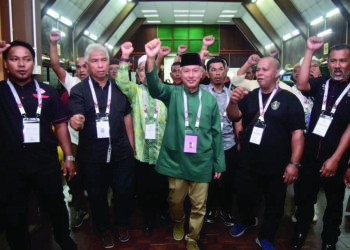 KHAZAN Che Mat (depan, tengah) bersama penyokongnya meraikan kemenangan di Kuala Nerus, semalam. – UTUSAN/TENGKU DANISH BAHRI TENGKU YUSOFF