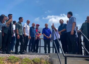 AHMAD Zahid Hamidi (tengah) diiringi tetamu kenamaan meninjau kawasan Projek Biogas Kilang Sawit Risda di Ulu Keratong, Rompin, Pahang, semalam. – UTUSAN/NORHAFIZANZULKIFLI