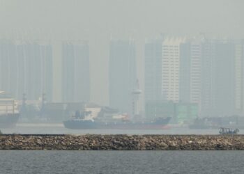 PENCEMARAN udara yang semakin serius di Jakarta disebabkan oleh kenderaan yang menggunakan bahan api fosil. - AFP