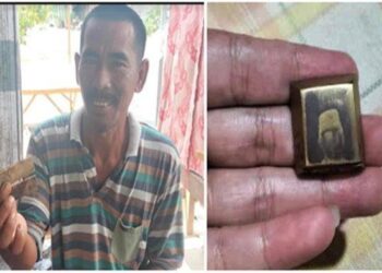 SEPTA menunjukkan objek yang didakwa kepingan emas dengan wajah Soekarno di Sungai Komering, Sumatera Selatan. - AGENSI