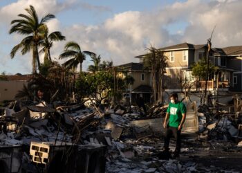 SUKARELAWAN membuat penilaian kerosakan di kompleks pangsapuri yang hangus akibat kebakaran hutan di Lahaina di barat Maui.-AFP