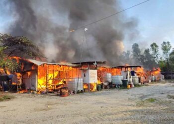 KEADAAN dua blok kuaters rumah pekerja yang musnah dalam kebakaran pagi tadi.
