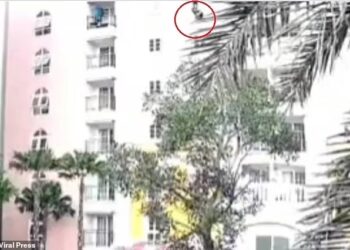 RAKAMAN menunjukkan Daria Luzifiak tergantung dari tingkap Seven Seas Condo Resort di Pattaya, pantai timur Thailand. - AGENSI