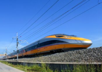 PROJEK kereta api berkelajuan tinggi yang menghubungkan Jakarta-Bandung mungkin dilanjutkan ke Surabaya di Jawa Timur. - AFP