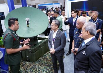 FAHMI FADZIL diberi penerangan mengenai alat keselamatan yang dipamerkan pada ekspo Cyber Digital Services Defense $ Security Asia 2023 di Kuala Lumpur, semalam. – UTUSAN/FAUZI BAHARUDIN