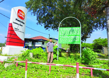 MEOR Harun Meor Osman menunjukkan monumen tempat berlakunya pembunuhan pengurus estet berbangsa Inggeris pada 1949 di Sungai Siput. – UTUSAN/SAYED HESHAM IDRIS