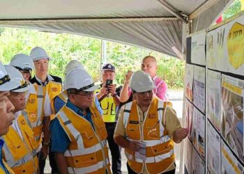 UGGAH diberikan taklimat berhubung status terkini pembinaan projek Lebuhraya Pan Borneo di kawasan Miri, Sarawak.