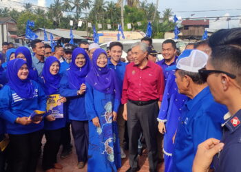 AHMAD Zahid Hamidi (tengah) bersama calon BN Pantai Merdeka, Wan Mohalina Wan Mohammad dan para penyokongnya ketika hadir ke Program Eksplorasi Belia di Dataran Tsunami, Kota Kuala Muda.