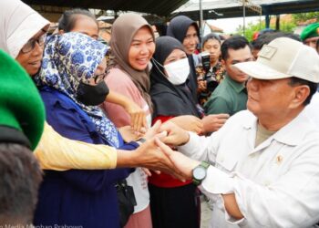 PRABOWO Subianto bersalaman dengan penyokongnya di Jakarta Indonesia.-AGENSI