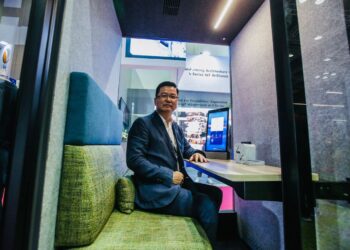 T.S YONG ketika berada dalam ruang pod privasi akustik pertama yang menggunakan 98 peratus bahan kitar semula.