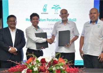 majlis pertukaran dokumen kerjasama antara MPOB dan Petronas bagi kajian penggunaan minyak masak terpakai dan sisa minyak sawit sebagai bahan mentah SAF.