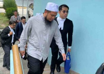 EBIT Lew  semasa menghadiri perbicaraan di Mahkamah Majistret Tenom, Sabah  hari ini.