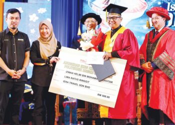 IZWAN Helmi Mohd. Mokhtar (dua dari kanan) menerima Anugerah Ikon Usahawan pada Istiadat Konvokesyen Politeknik Ungku Omar (PUO) 
Ke-51 di Ipoh, Perak. – UTUSAN/MUHAMAD NAZREEN SYAH MUSTHAFA