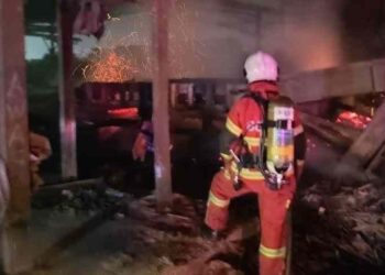 ANGGOTA bomba menjalankan operasi memadam kebakaran yang telah memusnahkan 80% kilang kayu Kuok Ling Timber Industries, Sibu awal pagi tadi.