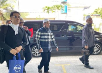 EBIT Lew (dua kanan) menghadiri perbicaraan di Mahkamah Majistret Tenom hari ini