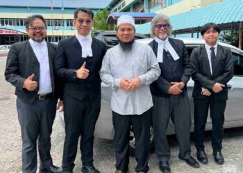 EBIT Lew (tengah) bersama Ram Singh (dua kanan) dan barisan peguam yang mewakilinya di Mahkamah Majistret Tenom hari ini.