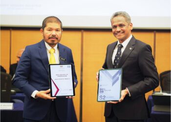 SHAIK Abdul Rasheed Ghaffour (kanan) dan Mohd. Uzir Mahidin menunjukkan laporan ekonomi Malaysia suku kedua 2023 di Sasana Kijang, Bank Negara Malaysia, semalam. – UTUSAN/FARIZWAN HASBULLAH