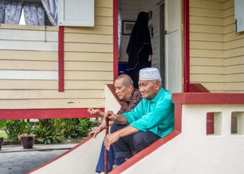 AHMAD RUSLI Ibrahim (kanan) termenung mengenangkan kejadian menimpa menantunya yang terkorban 
dalam nahas pesawat terhempas ketika ditemui di rumahnya di Kampung Ketari, Bentong, Pahang
