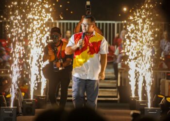 AMIRUDIN Shari yang juga Naib Presiden PKR menyampaikan ucapan dalam Program Grand Finale Arus Merah Kuning sempena Pilihan Raya Dewan Undangan Negeri (PRN) Selangor di Padang MPAJ AU2 malam ini. - UTUSAN/MUHAMAD IQBAL ROSLI