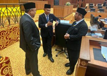 MOHD. Shukri Ramli (dua dari kiri) berbincang bersama Setiausaha Kerajaan Negeri, Datuk Yusran Shah Mohd Yusof (kiri) dan Pengerusi Jawatankuasa Hal Ehwal Agama Islam negeri, Muhammad Azmir Azizan (kanan) sewaktu Mesyuarat Ketiga Penggal Persidangan Pertama, Dewan Undangan Negeri Perlis, hari ini. –UTUSAN/ASYRAF MUHAMMAD