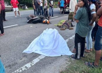 KEMALANGAN maut membabitkan dua penunggang motosikal di Kilometer 19, Jalan Bota Kiri-Tanjung Belanja, Parit semalam. - UTUSAN/MEDIA SOSIAL
