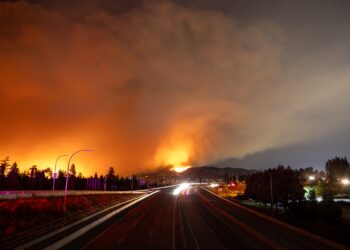 ASAP tebal menyelubungi bandar West Kelowna akibat kebakaran hutan yang dinamakan McDougall Creek. - AFP