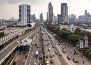 SEMUA kementerian diarahkan bekerja dari rumah bagi mengurangkan penggunaan kenderaan ekoran pencemaran udara yang teruk di Jakarta. - AFP