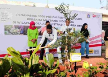 HERU Budi Hartono (tengah) menanam pokok ketapang ketika merasmikan aktiviti hijau di Tol Becakayu di Jakarta Timur.-AGENSI