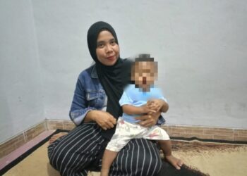 SITI Maulia bersama anak keempatnya, Muhammad Rangkuti Gakuh yang dipercayai tertukar dengan bayi lain selepas dilahirkan. - AGENSI