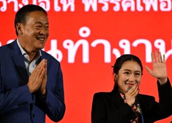 SRETTHA Thavisin (kiri) dan Paetongtarn Shinawatra ketika menghadiri sidang media di ibu pejabatnya di Bangkok, Thailand.-AFP